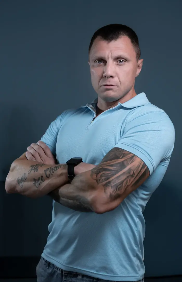 Сотрудник LS Concept в голубой рубашке-поло